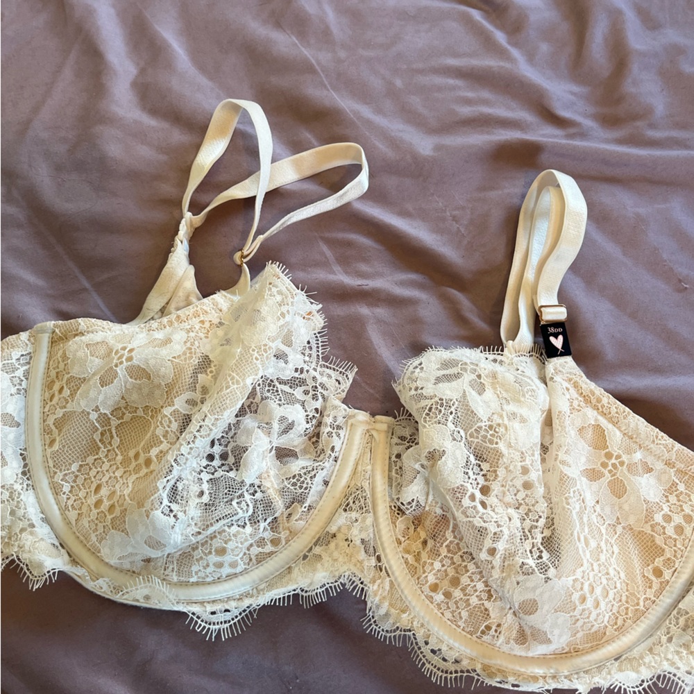 NWT Victoria’s Secret White Eyelash Lace Unlined Bra